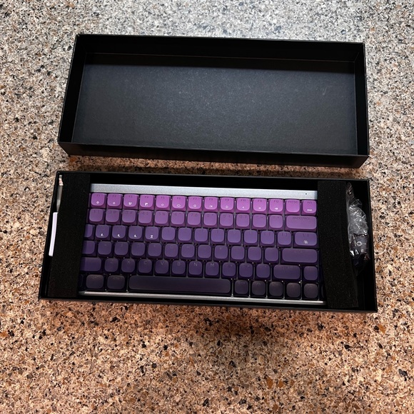 Costom L75 low profile mechanical keyboard, used and slight cosmetic damage. - Picture 3 of 9